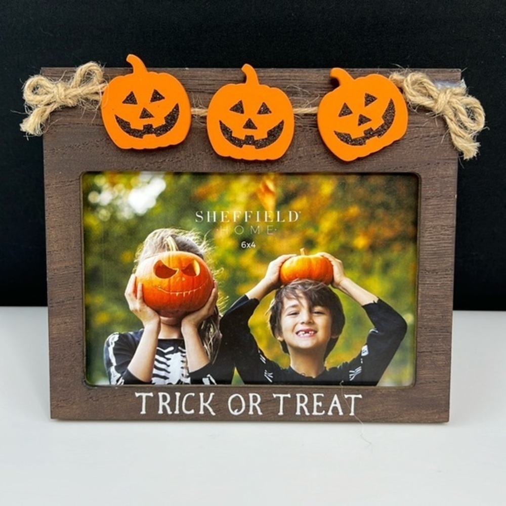 HOLIDAY - Sheffield Home - ‘Trick or Treat’ Picture frame 6“ x 4“. NWT. Firm!